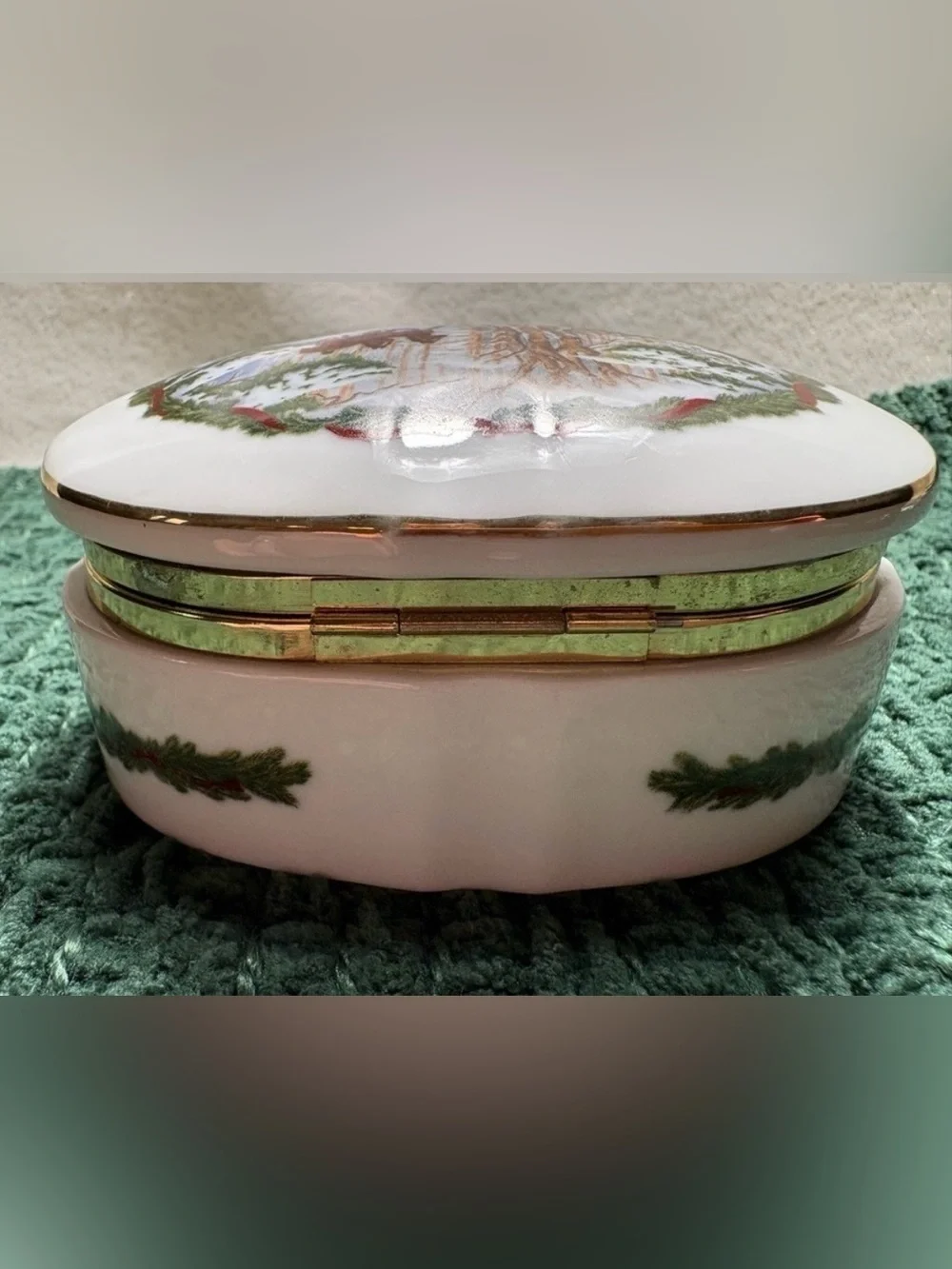 Vintage 1986 Heritage House “Melodies of Christmas” Porcelain Trinket Music Box